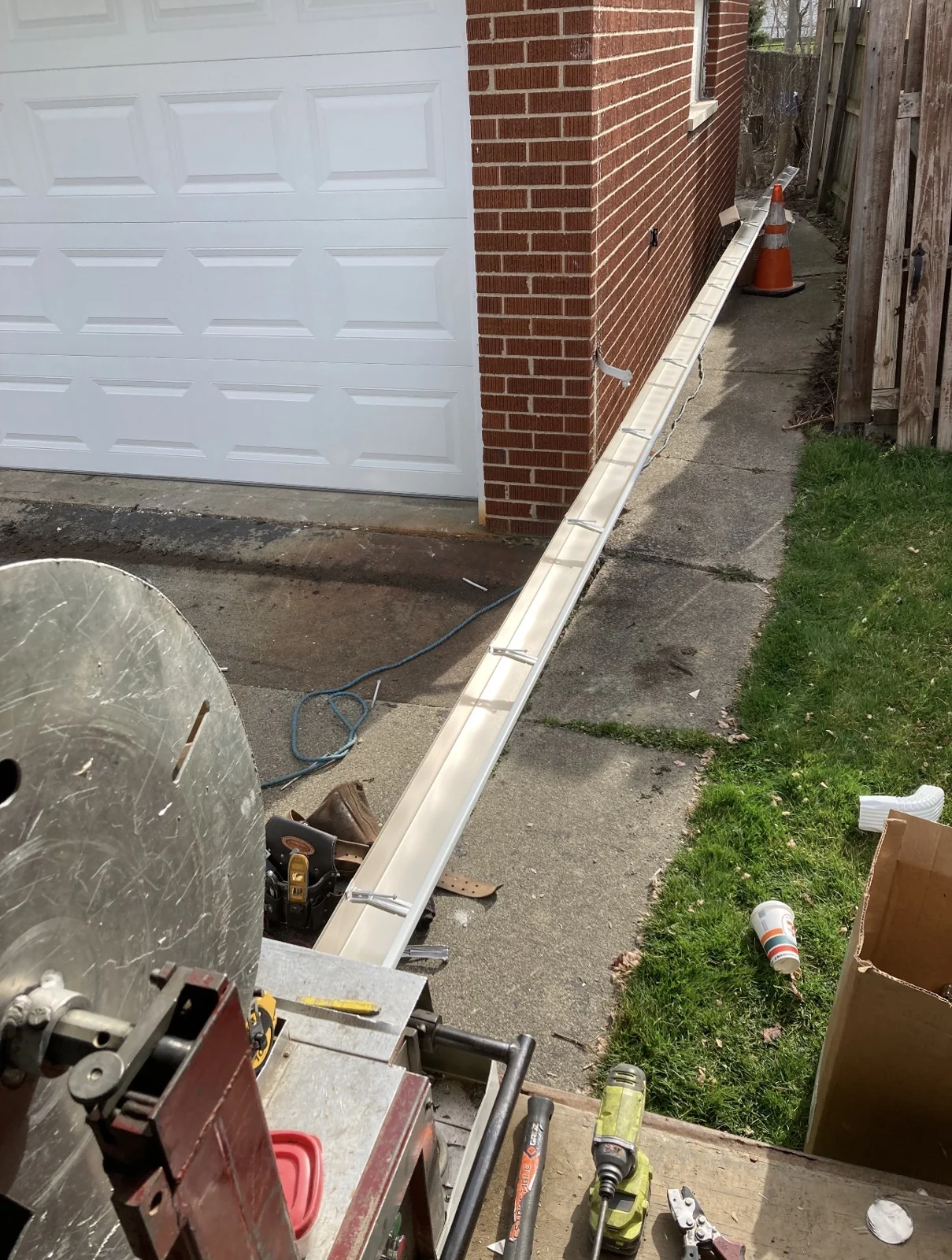 Gutter machine forming a continuous gutter run at a home